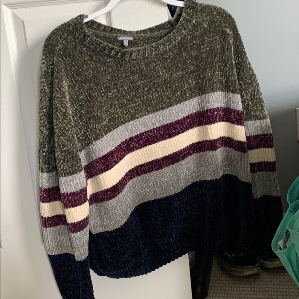 Charlotte Russe crew neck cropped pullover